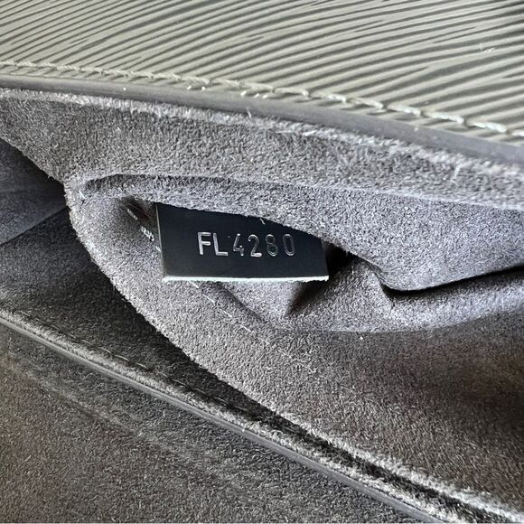 LOUIS VUITTON Authentic Twist MM Gunmetal Silver Color - Picture 14 of 16